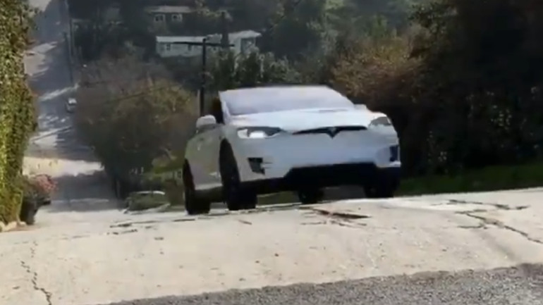 Πετάει, πετάει... το Model X!