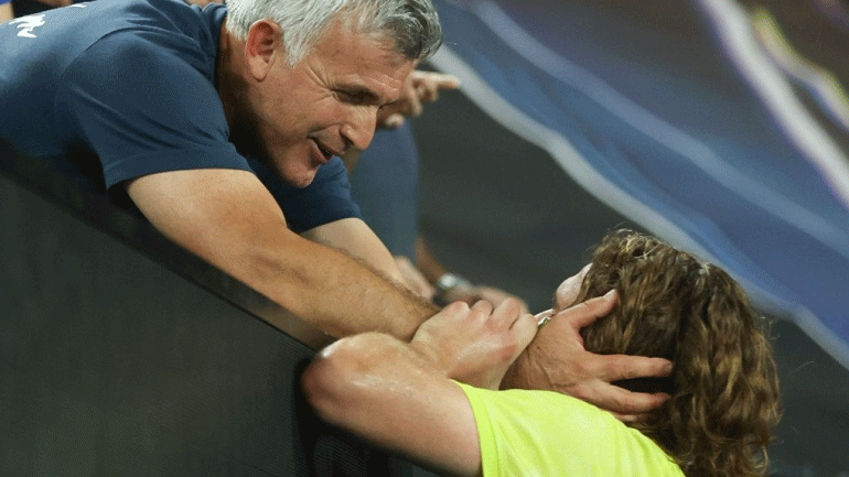 Η πατρική αγκαλιά στον Στέφανο Τσιτσιπά μετά τον θρίαμβό του κόντρα στον Ναδάλ που έγινε Viral