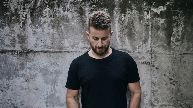 «Σταγόνα στη Βροχή»: Η βιωματική μπαλάντα του Στέλιου Βραχιόλογλου