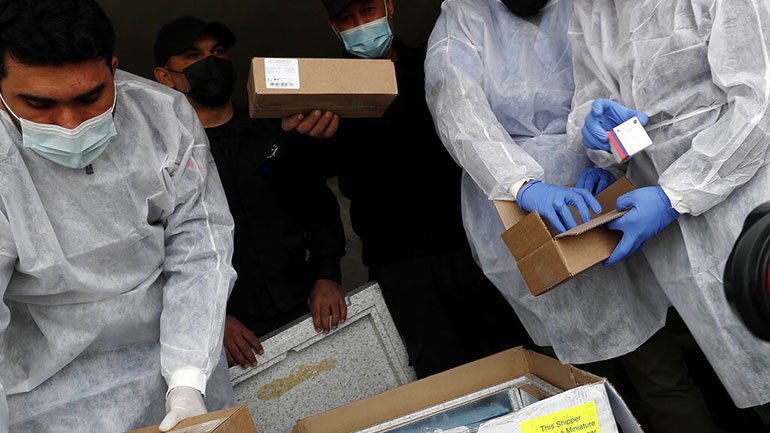 Ισραήλ: Το πρώτο φορτίο εμβολίων κατά του Covid-19 έφτασε στη Γάζα