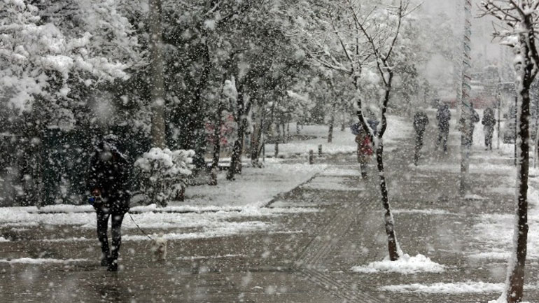 Κτηνοτρόφος στο Ρέθυμνο: «Πήγαμε να ταΐσουμε τα ζώα και κολλήσαμε στο χιόνι»