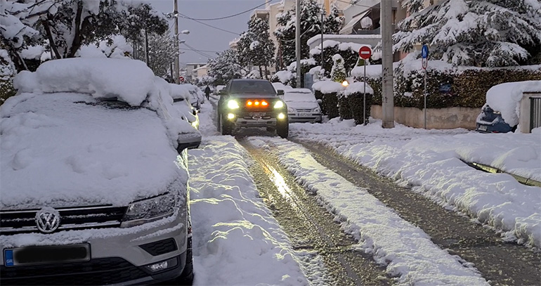Γιατί αν κάποιος έχει φροντίσει να εφοδιαστεί με ειδικά ελαστικά να μην μπορεί να κυκλοφορήσει ακόμα και στο εθνικό οδικό δίκτυο;