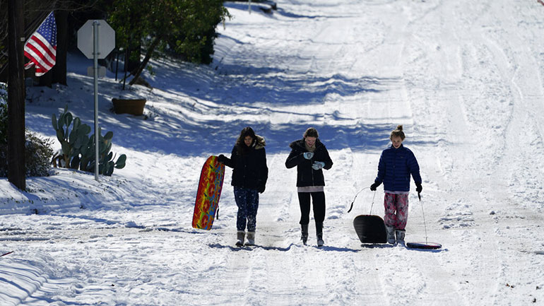ΗΠΑ: Κύμα ψύχους ιστορικών διαστάσεων και ανεμοστρόβιλοι