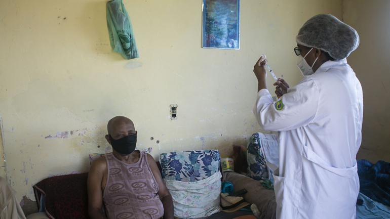 Βραζιλία: Έρευνα για «εμβολιασμούς» ηλικιωμένων με κενές σύριγγες στο Ρίο ντε Τζανέιρο