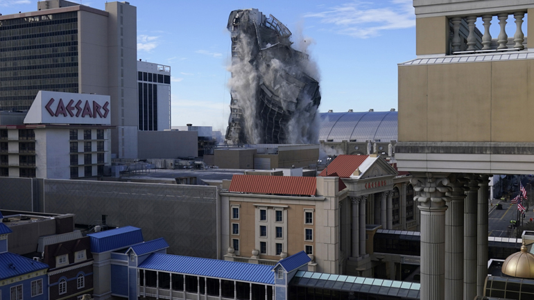 ΗΠΑ: Πρώην καζίνο του Τραμπ κατεδαφίστηκε με ελεγχόμενη έκρηξη στο Ατλάντικ Σίτι