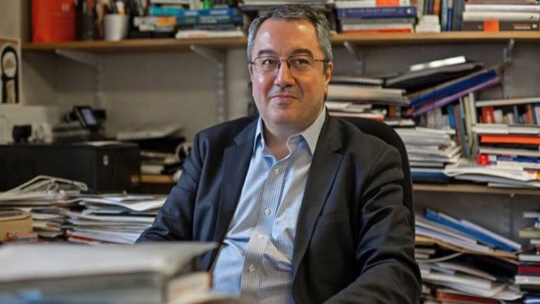 Μόσιαλος: Τα εμβόλια φαίνεται να μειώνουν τη διασπορά της Covid-19 αλλά μάλλον δεν την εξαλείφουν πλήρως