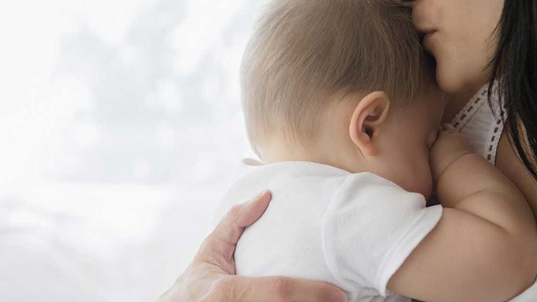 Απαραίτητη η αγκαλιά στα νεογέννητα