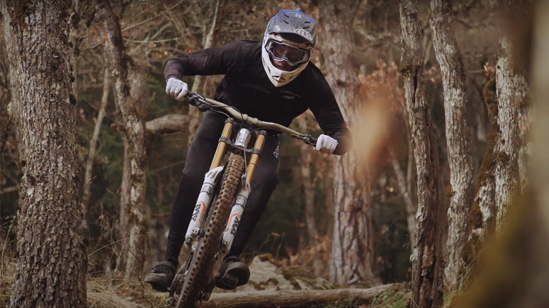 Ο Baptiste Pierron προπονείται σε σκληρά μονοπάτια για το Παγκόσμιο Κύπελλο DH