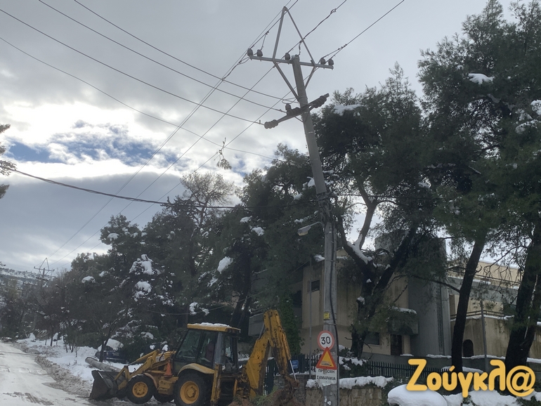 Ολόκληρος ο στύλος της ΔΕΗ έχει γείρει. Το ειδικό συνεργείο στον γερανό προσπαθεί να αποκαταστήσει το πρόβλημα