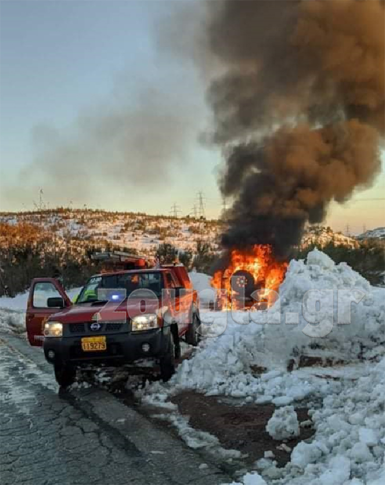 H πυροσβεστική υπηρεσία έφτασε γρήγορα αλλά το όχημα καταστράφηκε ολοσχερώς...