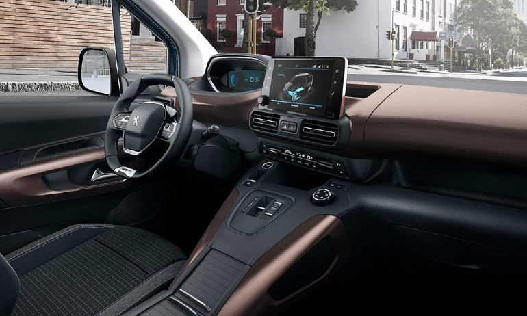 Πολύ ποιοτικό το εσωτερικό του e-Rifter με την τεχνολογία i-Cockpit της Peugeot