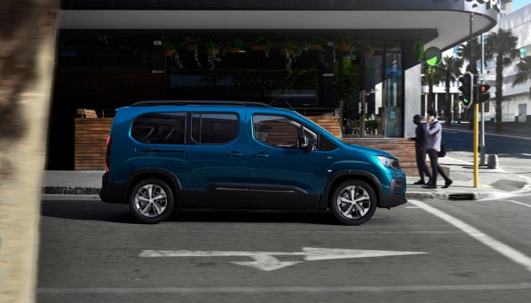 Η έκδοση Long προσφέρει 7 θέσεις επιβατών και άφθονο χώρο αποθήκευσης