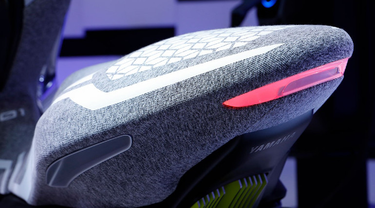 Πολύ φουτουριστική η ουρά με το φωτιστικό σώμα μέσα στη σέλα...