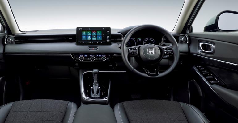 Λιτό εσωτερικό, με ψηφιακές οθόνες και ελάχιστα κουμπιά.