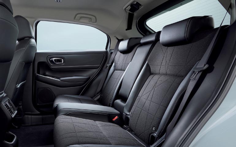 Στα πίσω καθίσματα χωρούν με άνεση 2 επιβάτες.