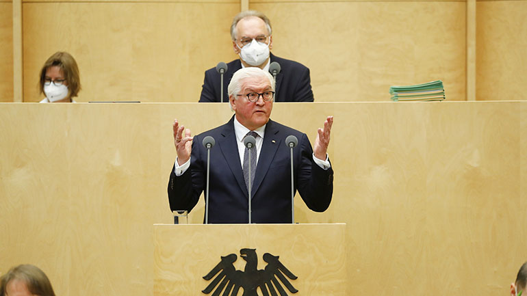 Γερμανία: O Σταϊνμάιερ προειδοποιεί για την απώλεια εμπιστοσύνης των πολιτών στους θεσμούς λόγω κορωνοϊού
