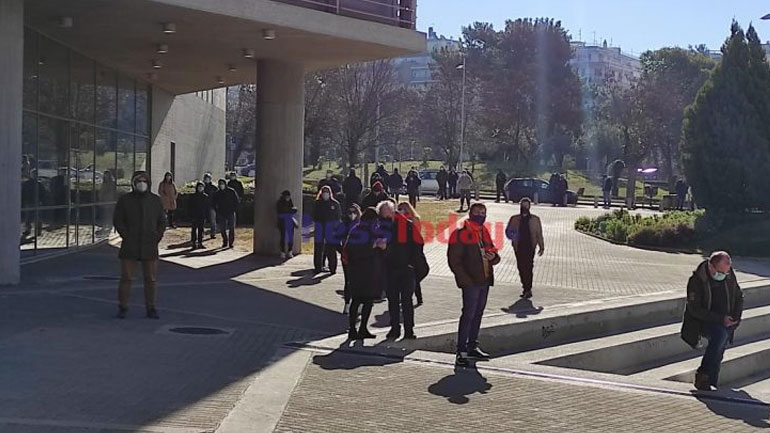Ουρά χιλιομέτρου από πολίτες για δωρεάν rapid test στη Θεσσαλονίκη