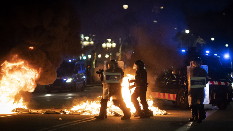 Ισπανία: Τέταρτη νύχτα ταραχών στην Καταλονία για τη φυλάκιση ράπερ