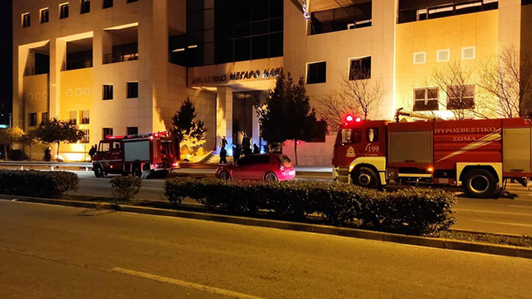 Καβάλα: Γκαζάκια στην είσοδο του Δικαστικού Μεγάρου Καβάλα: Γκαζάκια στην είσοδο του Δικαστικού Μεγάρου