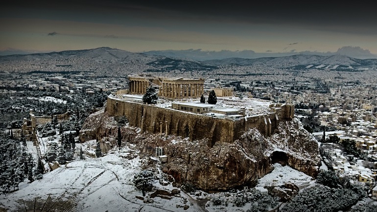 Μαγεύει η χιονισμένη Ακρόπολη από ψηλά