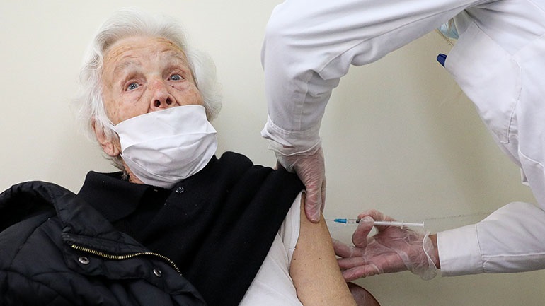 Κοντά στο να εμβολιάσει όλους τους τροφίμους στους οίκους ευγηρίας η Ισπανία