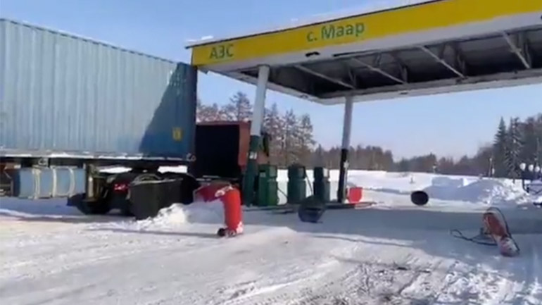 Φορτηγό γκρεμίζει βενζινάδικο στη Ρωσία