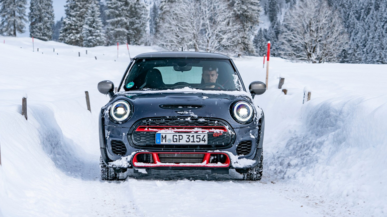 Αυτό το MINI John Cooper Works GP πάει παντού Αυτό το MINI John Cooper Works GP πάει παντού