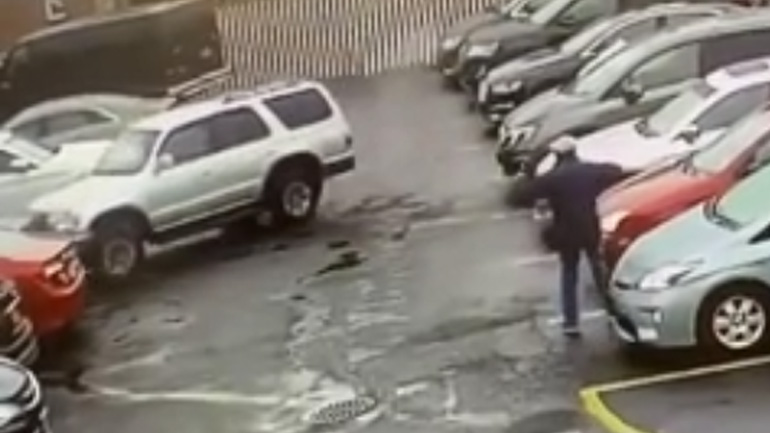 Πήγε να ξεπαρκάρει και τα διέλυσε όλα! Πήγε να ξεπαρκάρει και τα διέλυσε όλα!