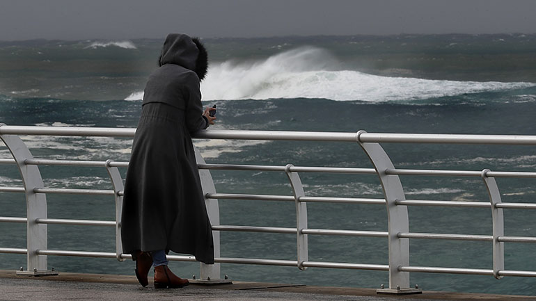 Οκτώ νεαρές Ευρωπαίες στις δέκα αποφεύγουν ορισμένους δημόσιους χώρους εξαιτίας της εγκληματικότητας Οκτώ νεαρές Ευρωπαίες στις δέκα αποφεύγουν ορισμένους δημόσιους χώρους εξαιτίας της εγκληματικότητας