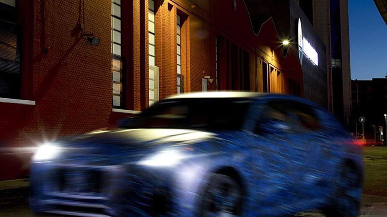 Έξω από το ιστορικό εργοστάσιο της εταιρείας, στον δρόμο viale Ciro Menotti.