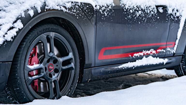 Φοράει τα Winter i*cept evo 2 της Hankook