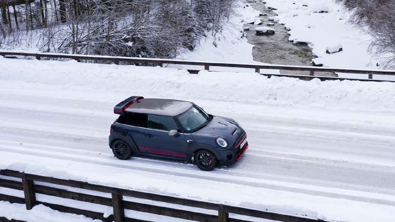 Με χειμερινά ελαστικά ακόμη κι ένα σπορ αυτοκίνητο είναι απολαυστικό στο χιόνι