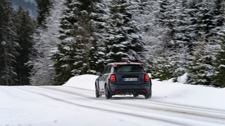 Επιδεικνύει υψηλή πρόσφυση σε απαιτητικές επιφάνειες