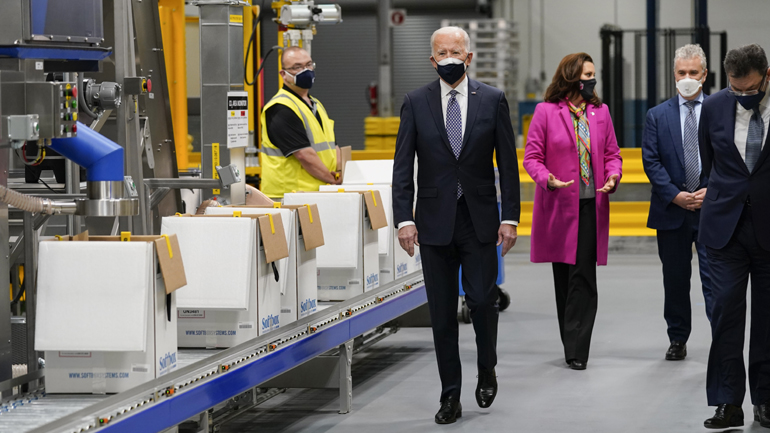 Επίσκεψη Μπάιντεν σε εργοστάσιο της Pfizer
