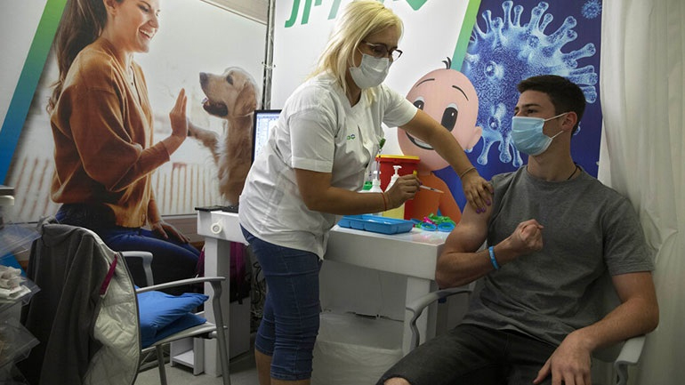 Covid-19: Η ισραηλινή κυβέρνηση συμφώνησε να εμβολιάσει 100.000 Παλαιστίνιους που εργάζονται στο Ισραήλ