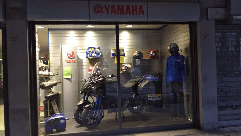 Και Niken στη δεύτερη βιτρίνα του καταστήματος...