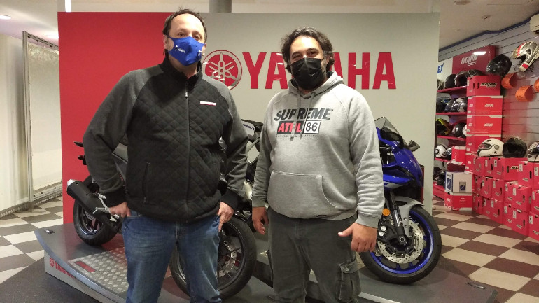 Με τον εξαιρετικά φιλικό Alfonso στο κατάστημα της Yamaha