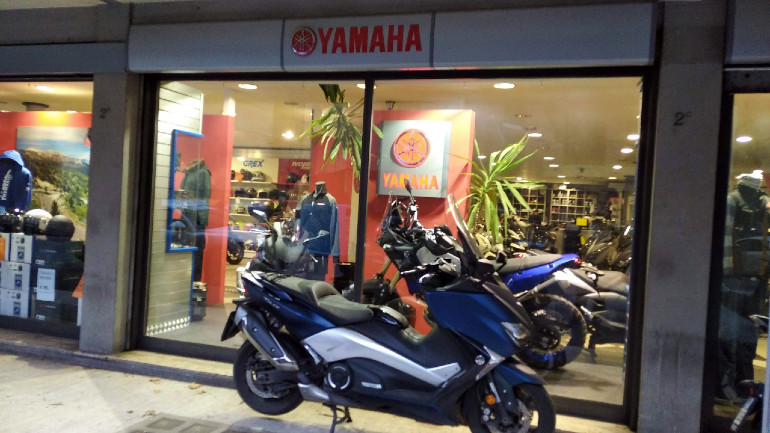 Η βασική βιτρίνα του καταστήματος με το Tenere 700 