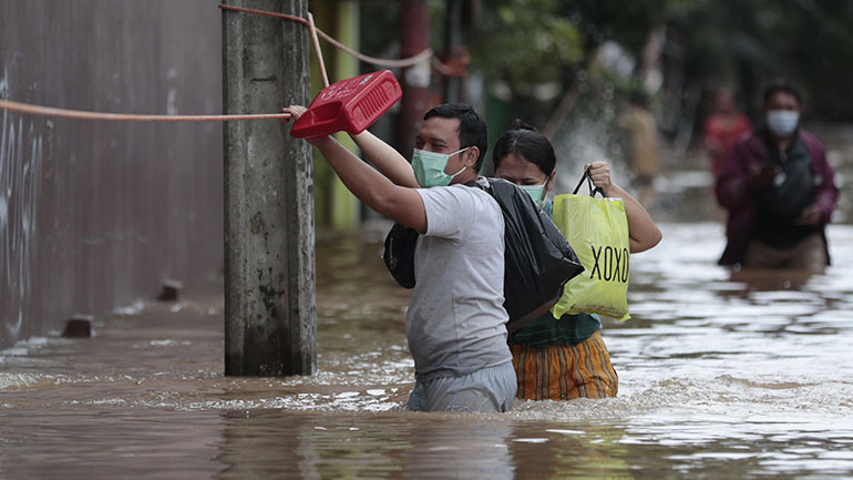 Ινδονησία: Η Τζακάρτα πλήττεται από πλημμύρες – Χιλιάδες άνθρωποι εγκατέλειψαν τα σπίτια τους