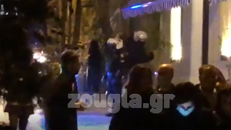 Απίστευτες εικόνες συνωστισμού κατέγραψε ο φακός του zougla.gr στου Ψυρρή