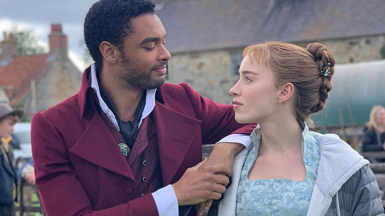 Η απάντηση της Phoebe Dynevor στις φήμες που τη θέλουν ζευγάρι με τον Rege-Jean Page