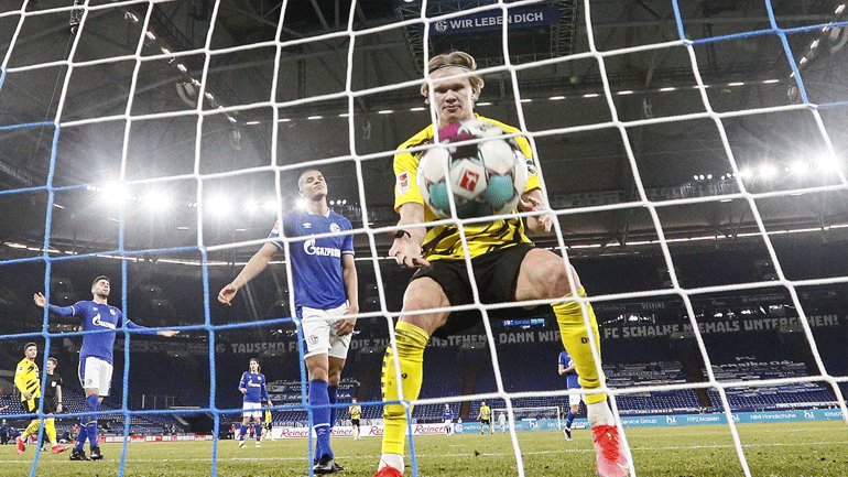 Γερμανία: Η Ντόρτμουντ συνέτριψε 4-0 τη Σάλκε – Δύο γκολ και ρεκόρ για τον Χάαλαντ