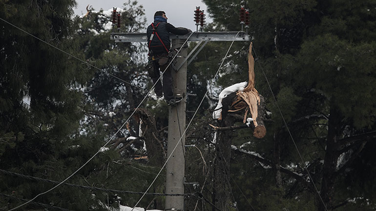 Ακόμα 1.000 σπίτια χωρίς ρεύμα στη βόρεια Αττική Ακόμα 1.000 σπίτια χωρίς ρεύμα στη βόρεια Αττική