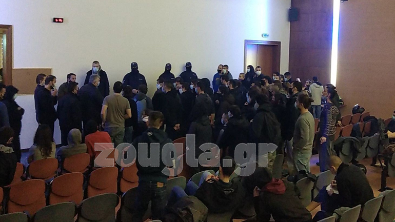 Αναγνώστης: Δεκάδες προσαχθέντες από το Μοσχάτο κρατούνται χωρίς τήρηση της υγειονομικής ασφάλειας Αναγνώστης: Δεκάδες προσαχθέντες από το Μοσχάτο κρατούνται χωρίς τήρηση της υγειονομικής ασφάλειας