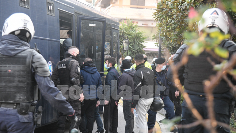 Παρέμβαση υπέρ του Κουφοντίνα στα γραφεία της ΝΔ – Δεκάδες προσαγωγές στον σταθμό του Μοσχάτου