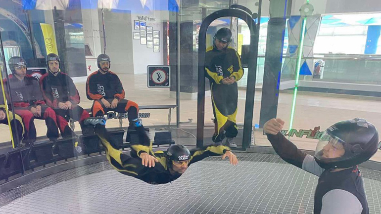 Ασκήσεις ελεύθερης πτώσης για έλληνες στρατιώτες στα Ηνωμένα Αραβικά Εμιράτα