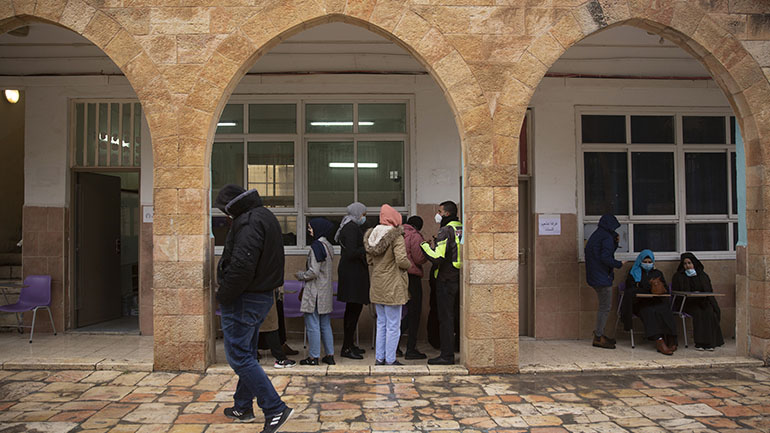 Ισραήλ: Ανοίγουν τμήματα της οικονομίας καθώς το ποσοστό των εμβολιασμένων πλησιάζει το 50%