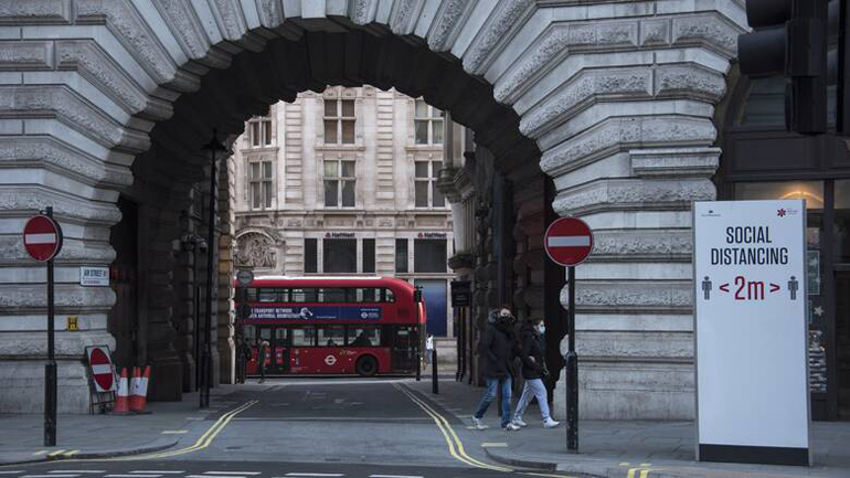 Στα 17,6 εκατομμύρια οι Βρετανοί που έχουν λάβει την πρώτη δόση του εμβολίου κατά της Covid-19