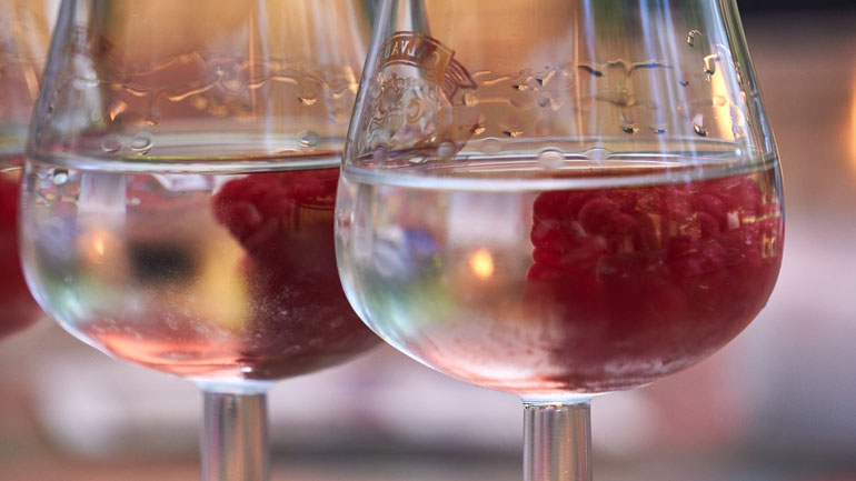 «Η ανασφάλεια της πανδημίας αυξάνει την κατανάλωση αλκοόλ»