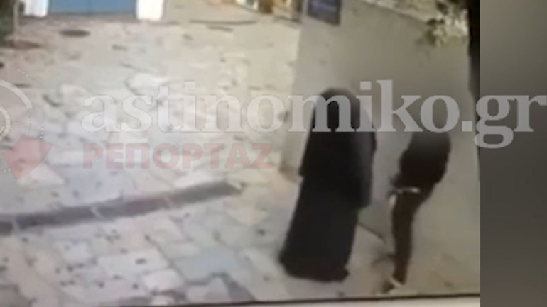 Βίντεο-σοκ: Ιερέας ασελγεί σε νεαρό σε στενό της Πλάκας Βίντεο-σοκ: Ιερέας ασελγεί σε νεαρό σε στενό της Πλάκας